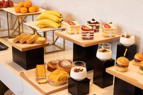 uma exposição de diferentes tipos de pão e pastelaria em Nostalgia S Hotel Beijing Qianmen Street & Tianqiao Performing Arts Center 时光漫步S酒店 北京前门天桥艺术中心店 Free fresh ground coffee,Free laundry service em Pequim