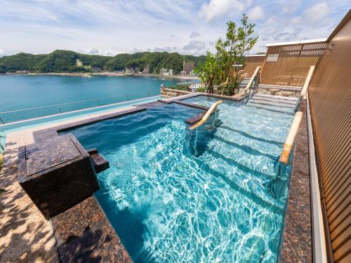 Bazén v ubytování Mikazuki Sea-Park Hotel Awa Kamogawa nebo v jeho okolí