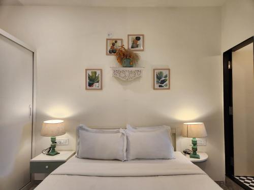 Ένα ή περισσότερα κρεβάτια σε δωμάτιο στο Luxury Studio at Botanica - Pool, Balcony - 5 Minutes to Candolim Beach