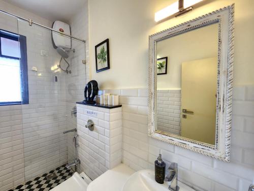 Ένα μπάνιο στο Luxury Studio at Botanica - Pool, Balcony - 5 Minutes to Candolim Beach