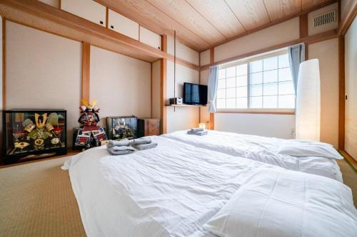 小樽市にあるKOTONOHA - Vacation STAY 19374の窓のある部屋にある大きな白いベッド