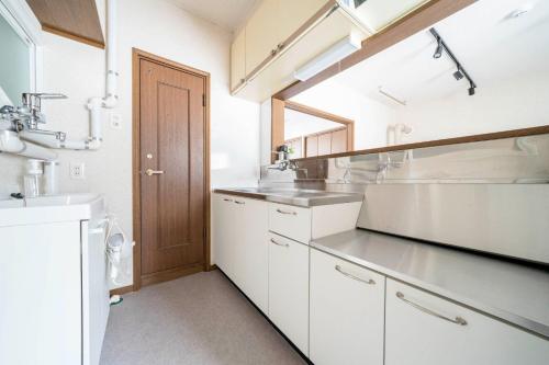 小樽市にあるKOTONOHA - Vacation STAY 19374の白いキャビネットとシンクのあるキッチン