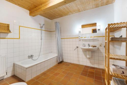 une salle de bain avec une baignoire et un lavabo dans l'établissement Haus Mühlenhof 5, à Hillgroven