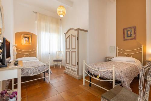 una camera da letto con due letti in una stanza di Piccolo Paradiso - Montenero a Montenero