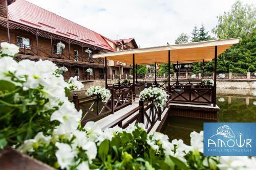 a restaurant with white flowers on a bridge at Vik-Jan in Khmelʼnytsʼkyy