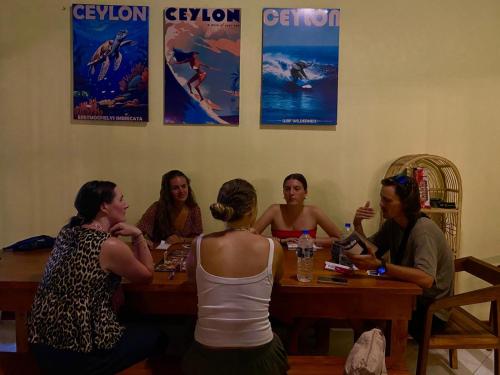 Clientes alojados en Wake N Flow, Hiriketiya