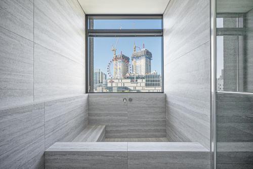 a shower with a view of the city at 대구 동성로 호텔 에이유 in Hyomoktong-Ilgu