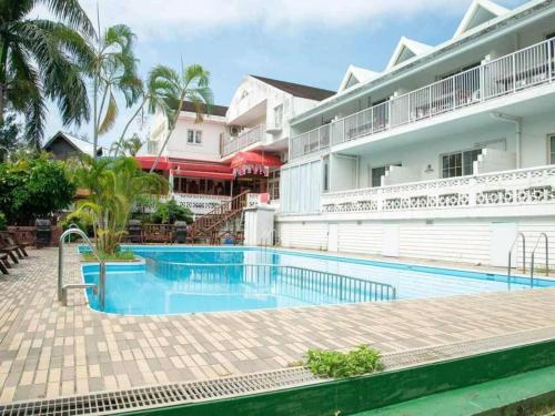 伊武部にあるPetit Hotel Key West Clubの建物の前にあるリゾートスイミングプール