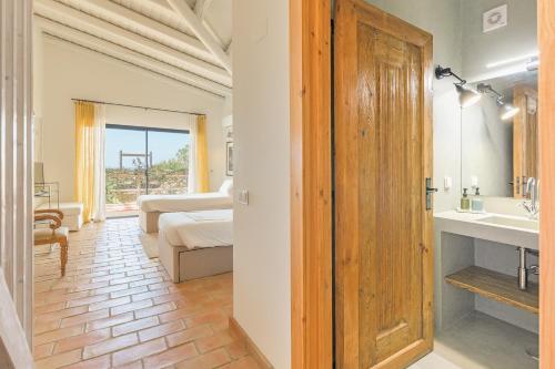 メリデスにあるMonte da Torreのベッドのある寝室と洗面台のある浴室