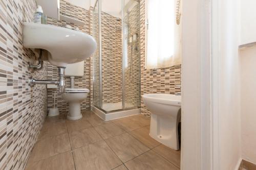 un bagno con lavandino e WC di Piccolo Paradiso - Montenero a Montenero