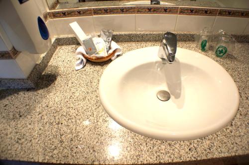  Hotel Kandahar -  Room  picture :   Bath    Safety deposit box    Telephone                           