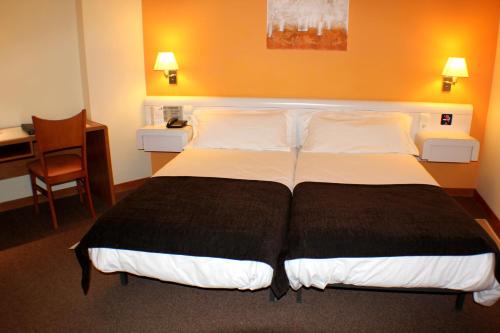  Hotel Kandahar -  Room  picture :   Bath    Safety deposit box    Telephone                           