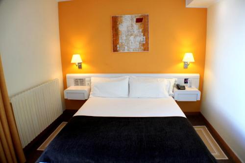  Hotel Kandahar -  Room  picture :    Bath    Safety deposit box    Telephone                            