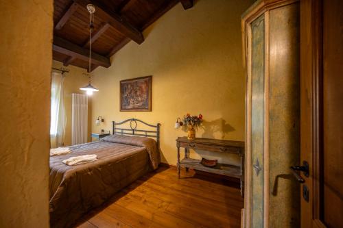a bedroom with a bed and a table at Spino Fiorito Stay in Casola in Lunigiana