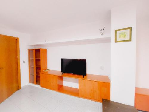 ムルシアにあるAlojamiento San Juan en Murcia Centroのリビングルーム(木製エンターテイメントセンター、薄型テレビ付)