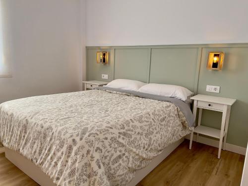 une chambre avec un lit et deux tables de nuit dans l'établissement Apartamento Con Vistas A La Bahía, à Puerto Real