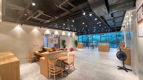 a restaurant with a bar with chairs and tables at Uberzen Residence Hotel in An Dương