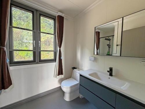 un bagno con un water, un lavandino e uno specchio di lake view apartment 湖畔别墅 a Montmartre
