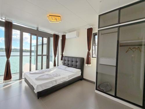 una camera con letto e vista sull'acqua di lake view apartment 湖畔别墅 a Montmartre