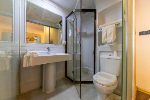 a bathroom with a toilet and a sink and a shower at GreenTree Inn Lanzhou Gongjiawan Yangjiaqiao Express Hotel in Lanzhou