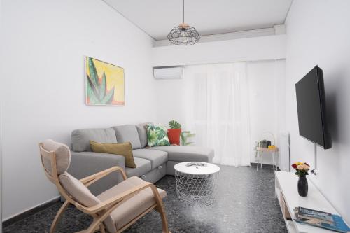 Cozy Apartment in Athens with Balcony, 5 min to Metro