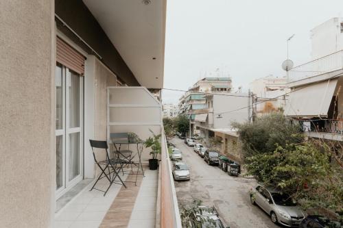Cozy Apartment in Athens with Balcony, 5 min to Metro