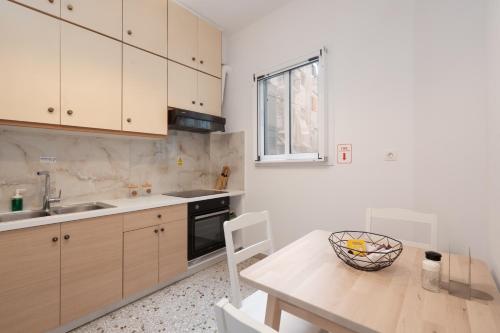 Cozy Apartment in Athens with Balcony, 5 min to Metro