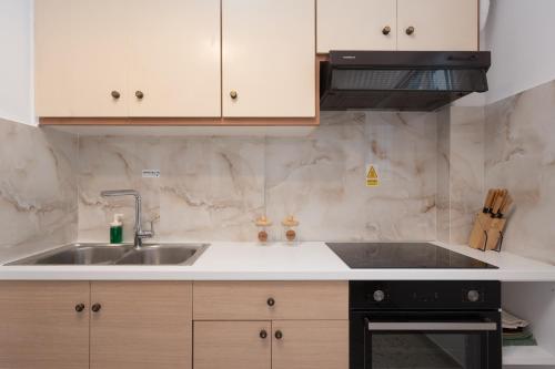 Cozy Apartment in Athens with Balcony, 5 min to Metro
