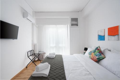 Cozy Apartment in Athens with Balcony, 5 min to Metro
