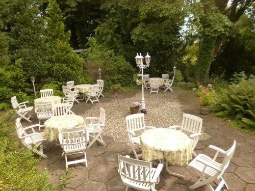 a group of tables and chairs in a garden at Leisewitz' Garten in Celle