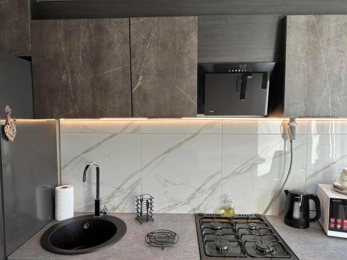 Kuchyň nebo kuchyňský kout v ubytování Newly renovated cosy apartment near scenic river