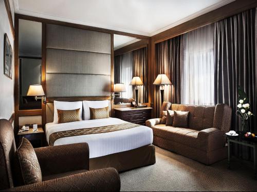 una habitación de hotel con una cama y un sofá en Arnoma Hotel Bangkok, en Bangkok