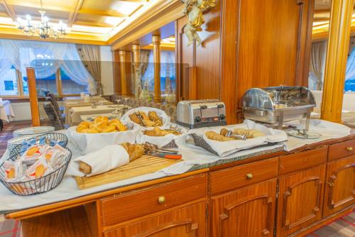 Una mesa con un montón de comida encima en Hotel Meida, en Pozza di Fassa