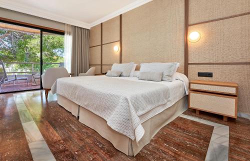 Una cama o camas en una habitación de Hotel Serrano Palace