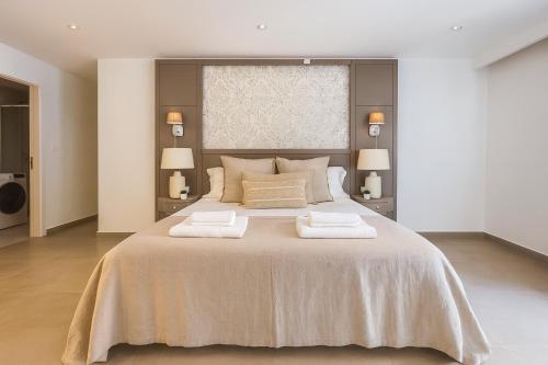 a bedroom with a large bed with two towels on it at Luxueux immeuble en plein boulevard Sidi Yahia in Hydra