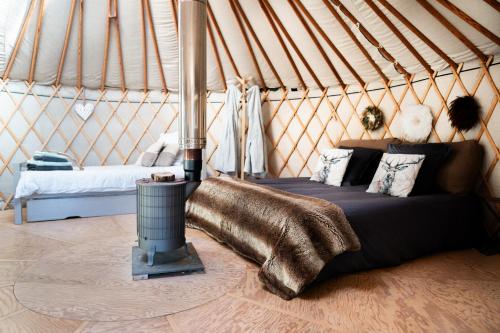 Postel nebo postele na pokoji v ubytování Altitude Ecolodge Yourte