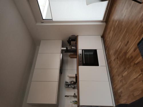 Draufsicht auf eine kleine Küche mit Dachfenster in der Unterkunft Appartement Kärntner Seenland in Ledenitzen