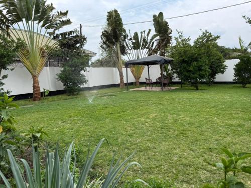 Sazeesha Apartments في ندولا: حديقة بها رشاش مياه