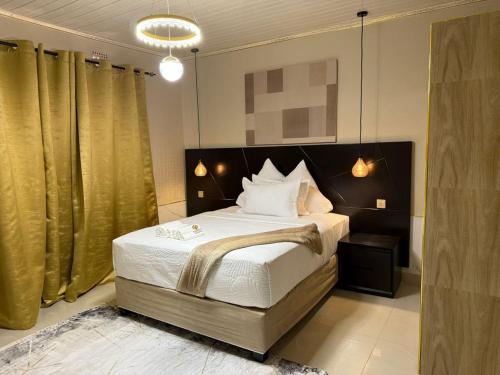 Un dormitorio con una cama grande en una habitación. en Sazeesha Apartments, en Ndola
