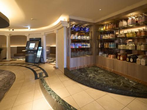 un bar en el vestíbulo del hotel con en ホテル フェスタ 葉山, en Hayama