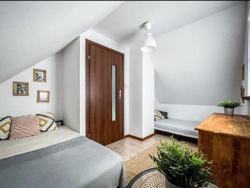 ChyżówkiにあるDomek pod Mogielicąのベッドルーム1室(ベッド1台付)、木製のドア