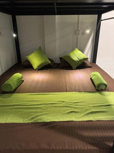 Ένα ή περισσότερα κρεβάτια σε δωμάτιο στο Surf and Retreat Hostel Weligama Srilanka -Coliving