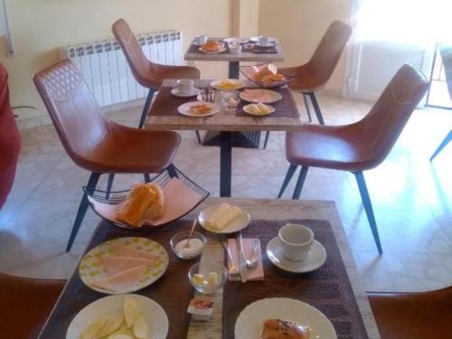 a group of tables with plates of food on them at El Refugio in Villarrobledo