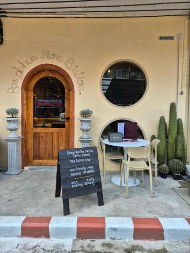 Fotografie z fotogalerie ubytování Bangkhunnon Station Hostel v destinaci Sathani Thon Buri