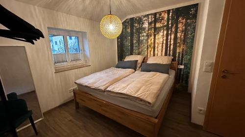 una camera da letto con un letto in una stanza con una finestra di Ferienwohnung Zahn a Markersbach