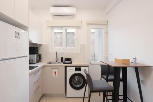 15 mins Walk to Acropolis, Minimalist Studio