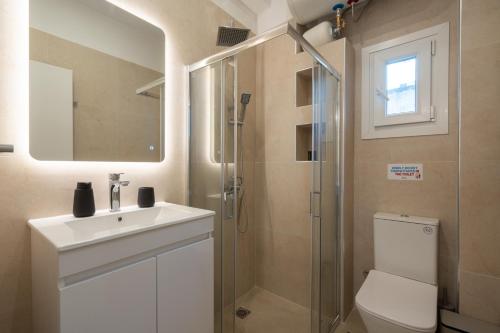 15 mins Walk to Acropolis, Minimalist Studio