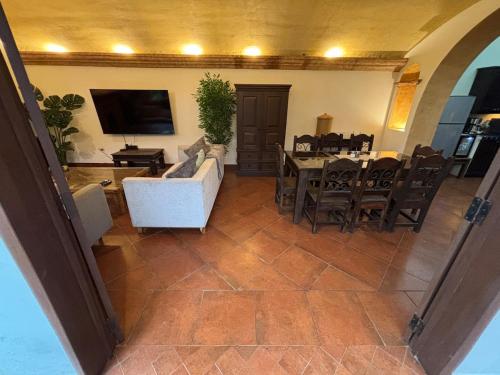 Η κουζίνα ή μικρή κουζίνα στο 'Entertainment Home with Courtyard & Rooftop