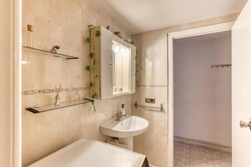 ein weißes Badezimmer mit Waschbecken und Toilette in der Unterkunft Apartamento Irlulan in Platja  d'Aro