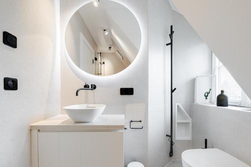 een badkamer met een wastafel en een spiegel bij Sylter Strandholz in Westerland